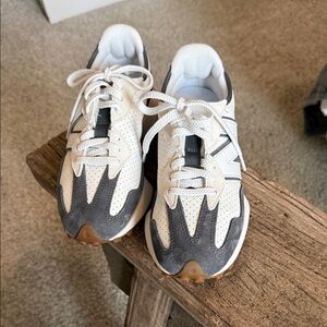 NWOB Women’s New Balance 327 Retro White and Gray - Size 7